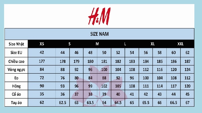 Người phụ nữ đang chọn quần áo theo size