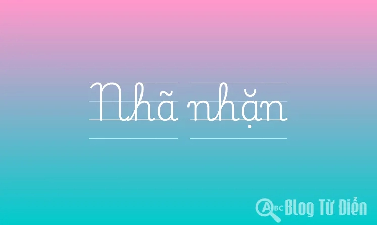 Người phụ nữ thể hiện sự nhã nhặn qua cử chỉ nhẹ nhàng