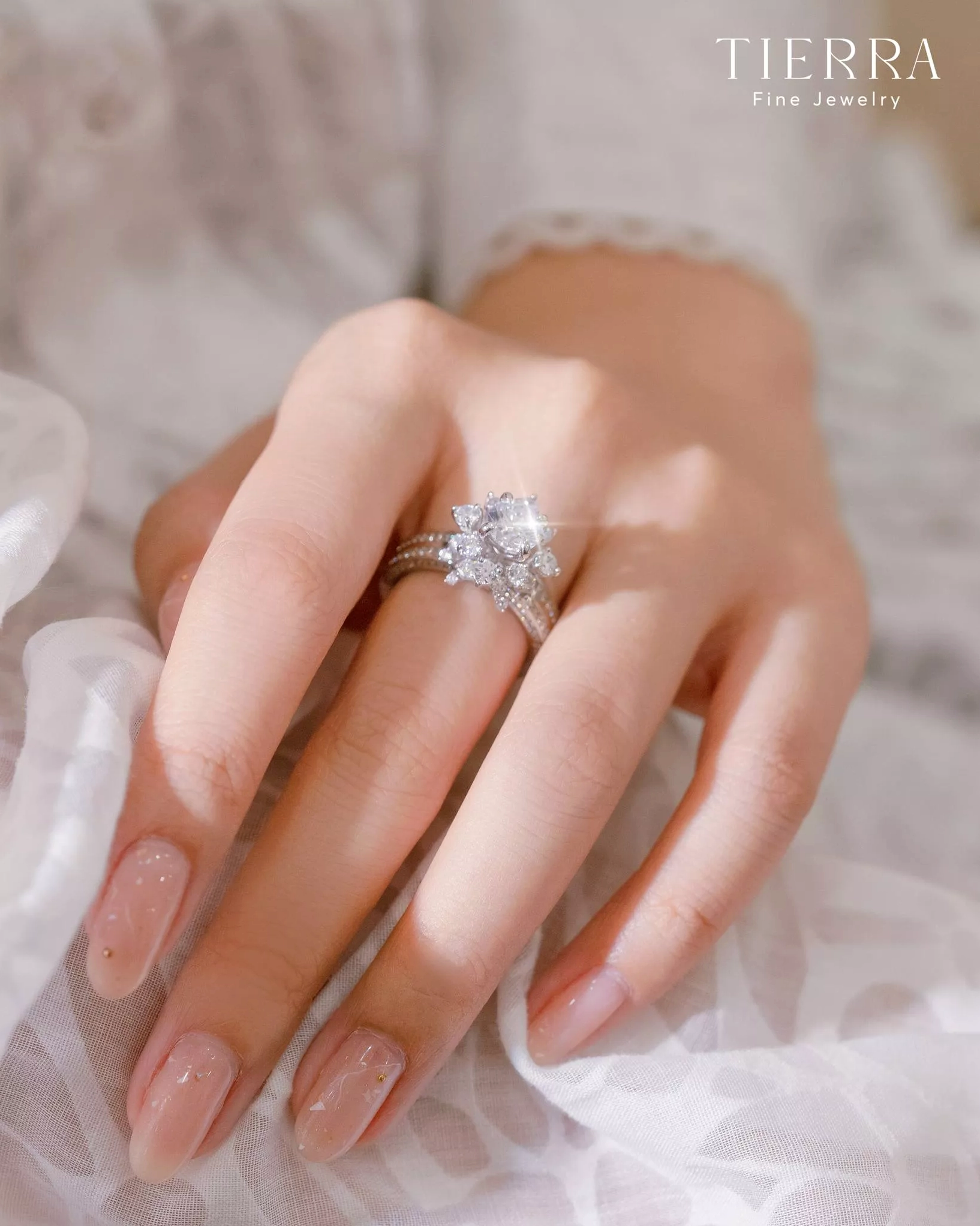 Nhẫn bạc kiểu dáng tối giản đeo ở ngón giữa nữ
