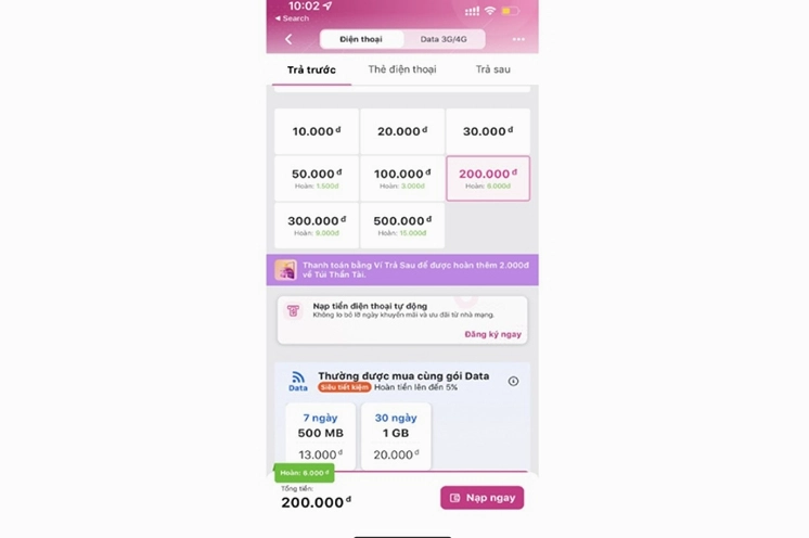 Nhân viên hỗ trợ rút tiền Ví Trả Sau MoMo tại quầy