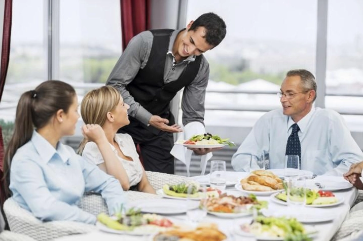 Nhân viên tiếp thực đảm bảo món ăn giữ nguyên hương vị