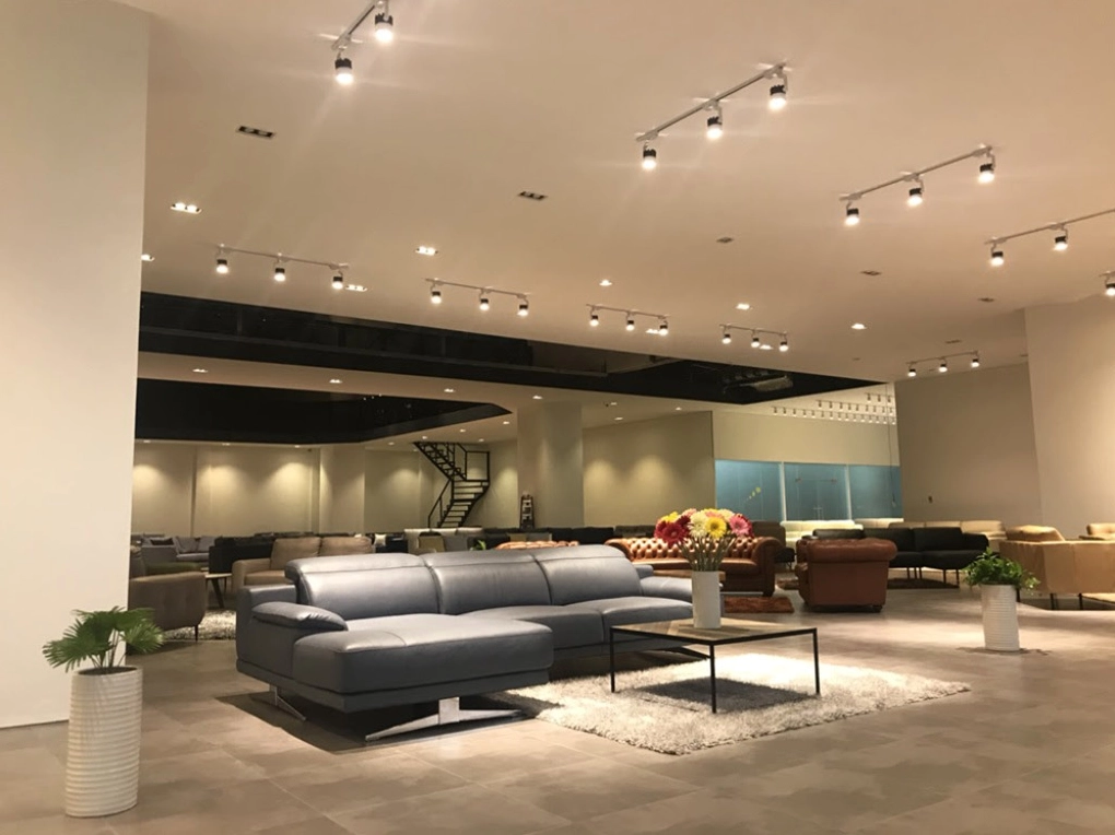 Nhân viên tư vấn chuyên nghiệp tại showroom nội thất