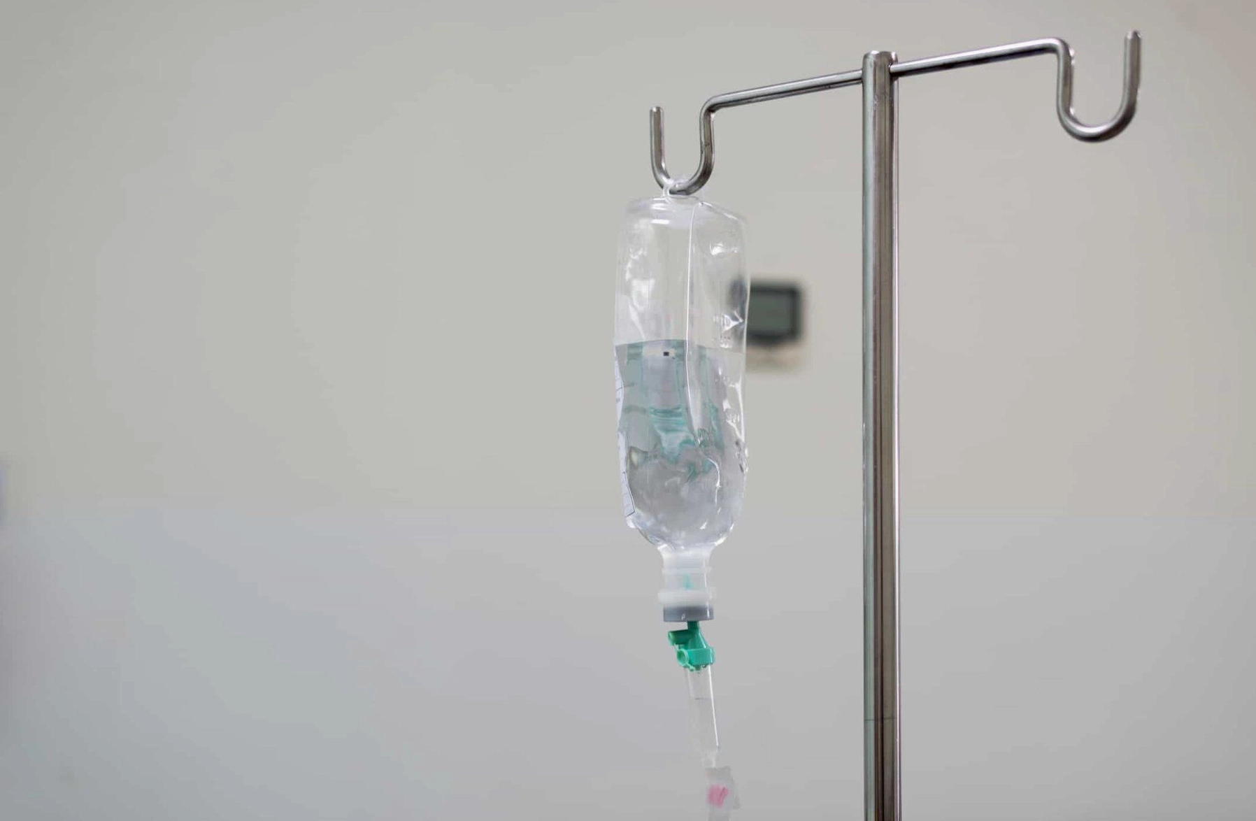 Nhân viên y tế kiểm tra tốc độ truyền nước biển