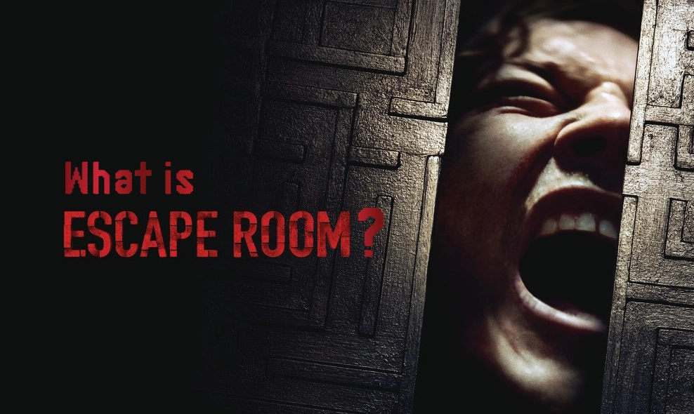 Nhóm người chơi thảo luận trong phòng escape room