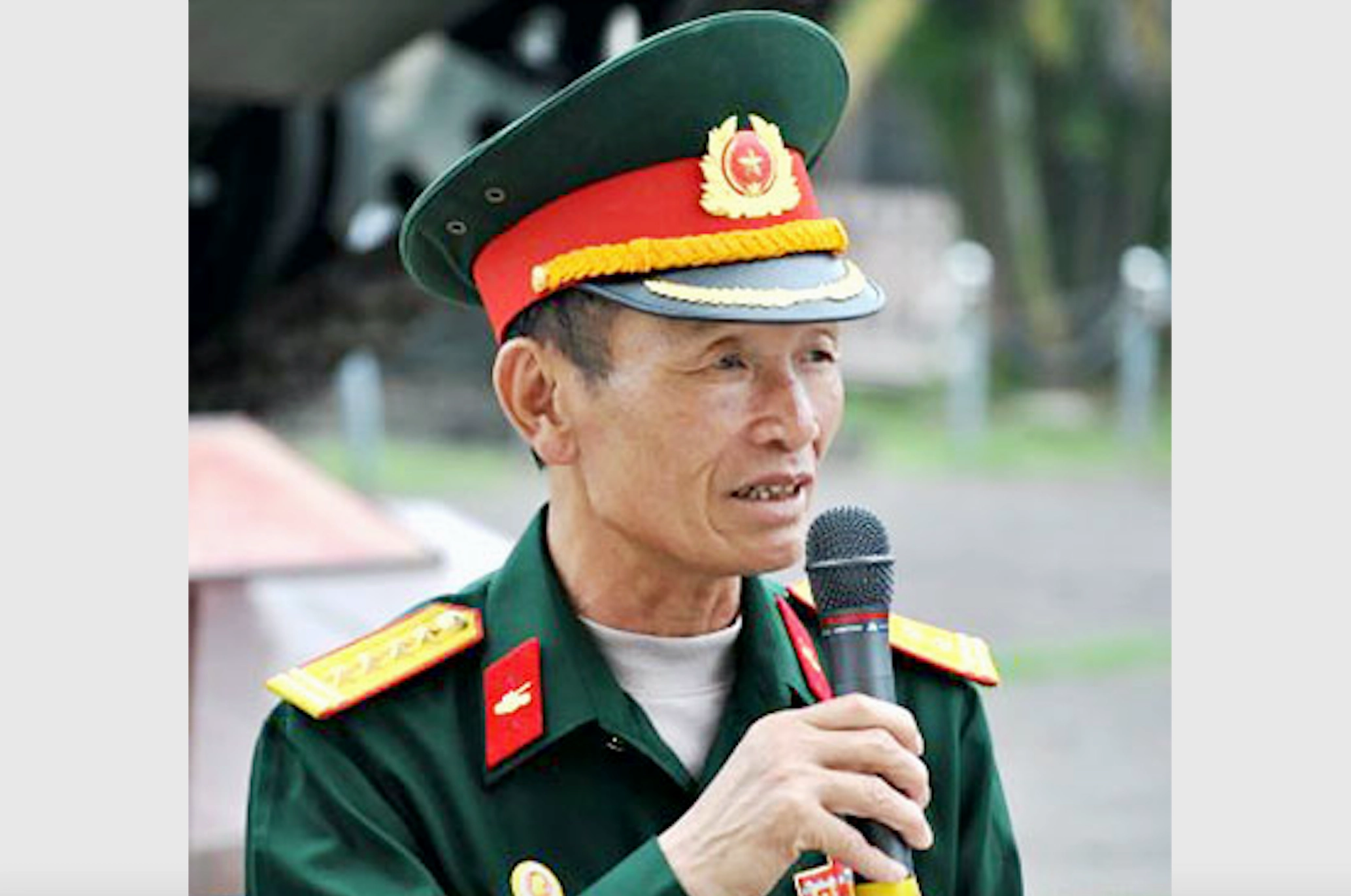 Những chiếc xe tăng tiến vào Dinh Độc Lập