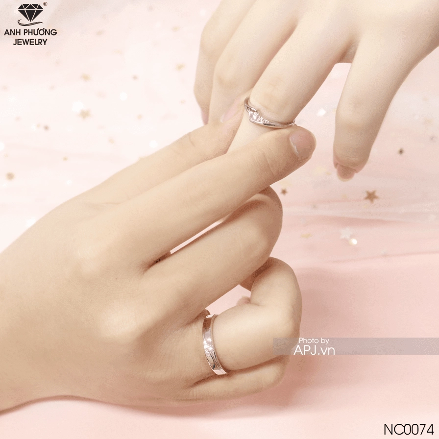 Nữ đeo nhẫn cưới tay trái