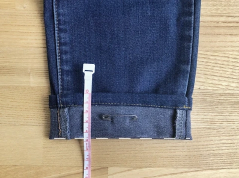 Đo và đánh dấu chiều dài quần jean