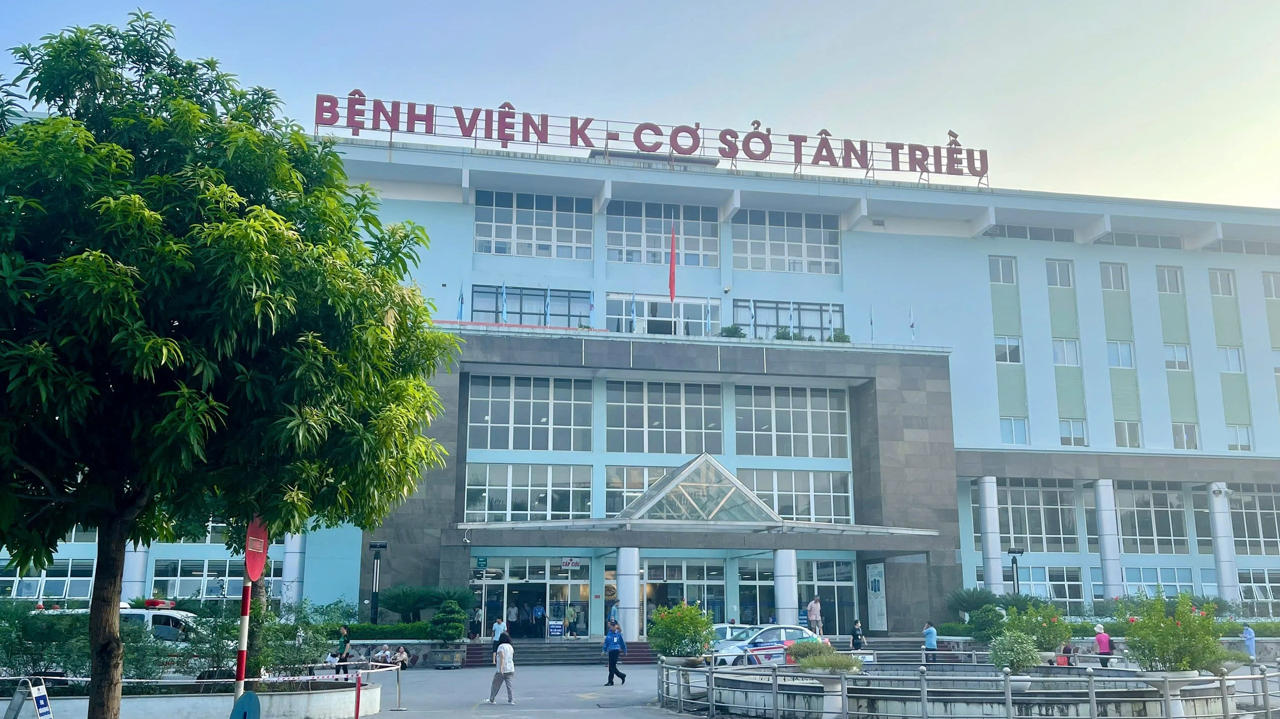 Đội ngũ y bác sĩ đang thăm khám bệnh nhân tại K3 Tân Triều
