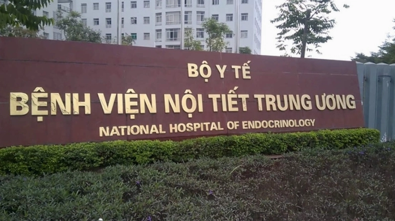 Đội ngũ y bác sĩ Viện Nội Tiết Trung Ương thăm khám bệnh nhân