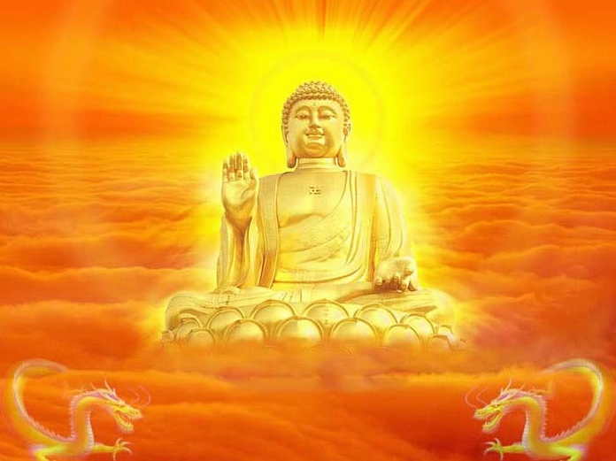 Phật phát hào quang trên bầu trời