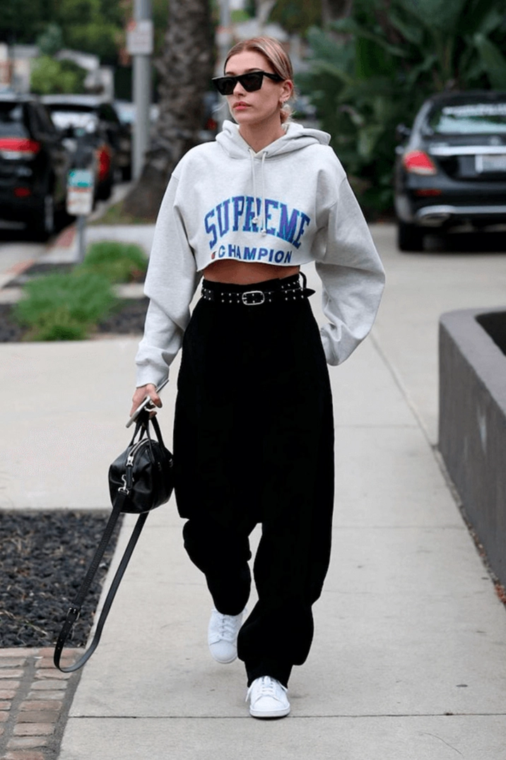 Phối đồ với quần jogger và áo hoodie