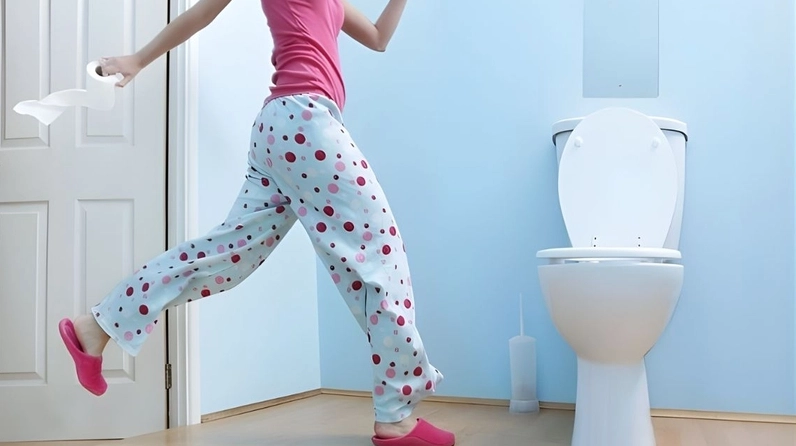 Phụ nữ đang uống thuốc theo chỉ định của bác sĩ