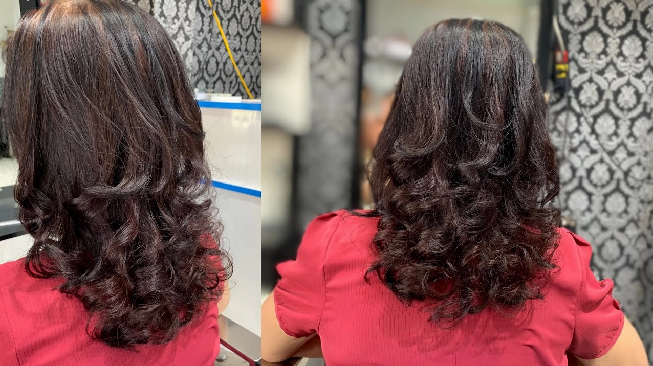 Phụ nữ trung niên với khuôn mặt tròn và kiểu tóc xoăn sóng lơi trẻ trung