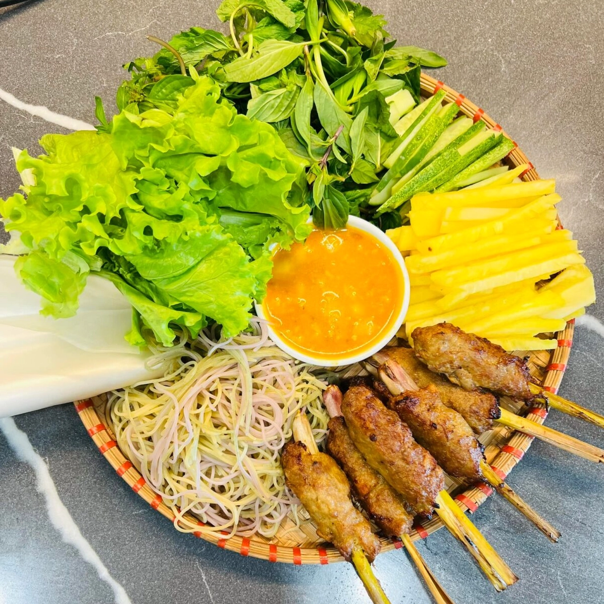 Quết nhân nem lụi vào que tre