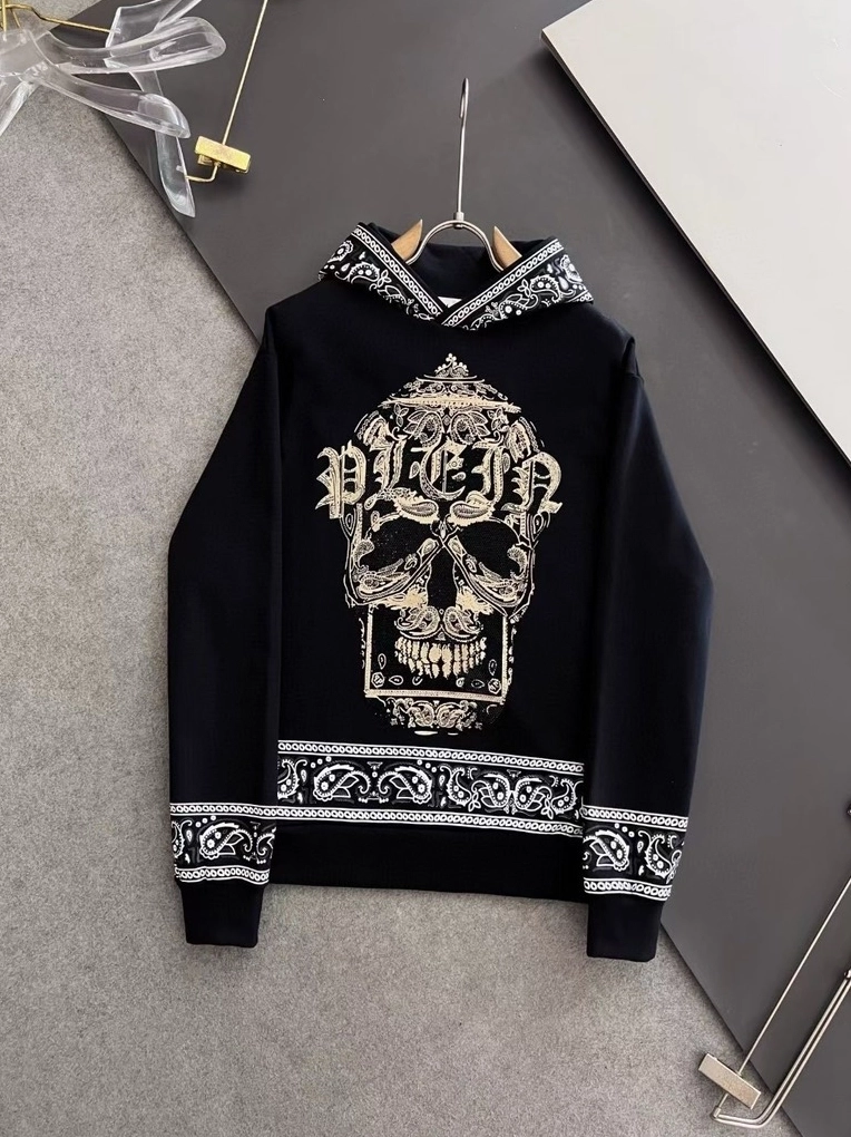 Set đồ ấn tượng với áo Philipp Plein và phụ kiện