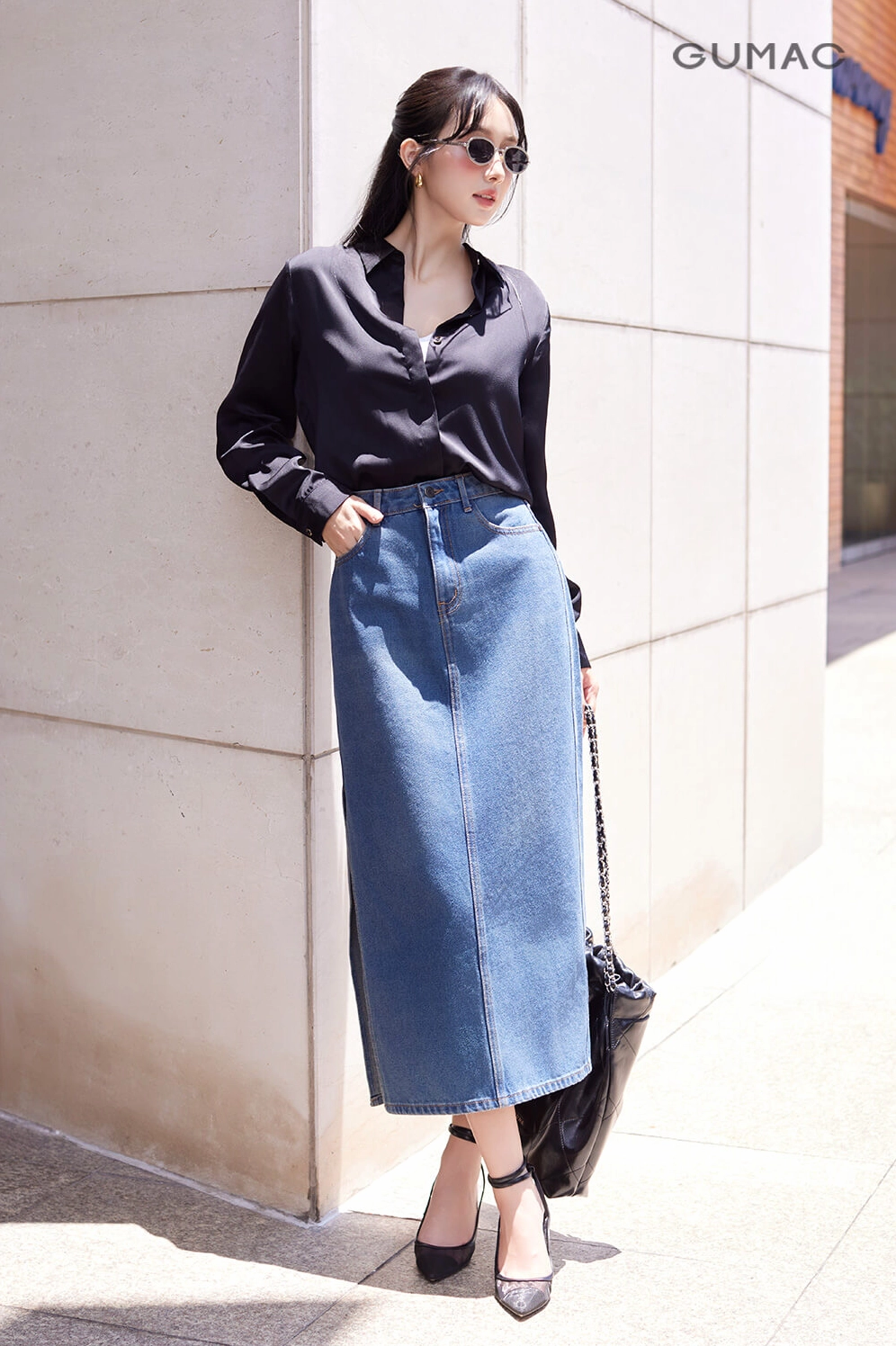 Set đồ phối chân váy jean xẻ tà với áo sơ mi và phụ kiện