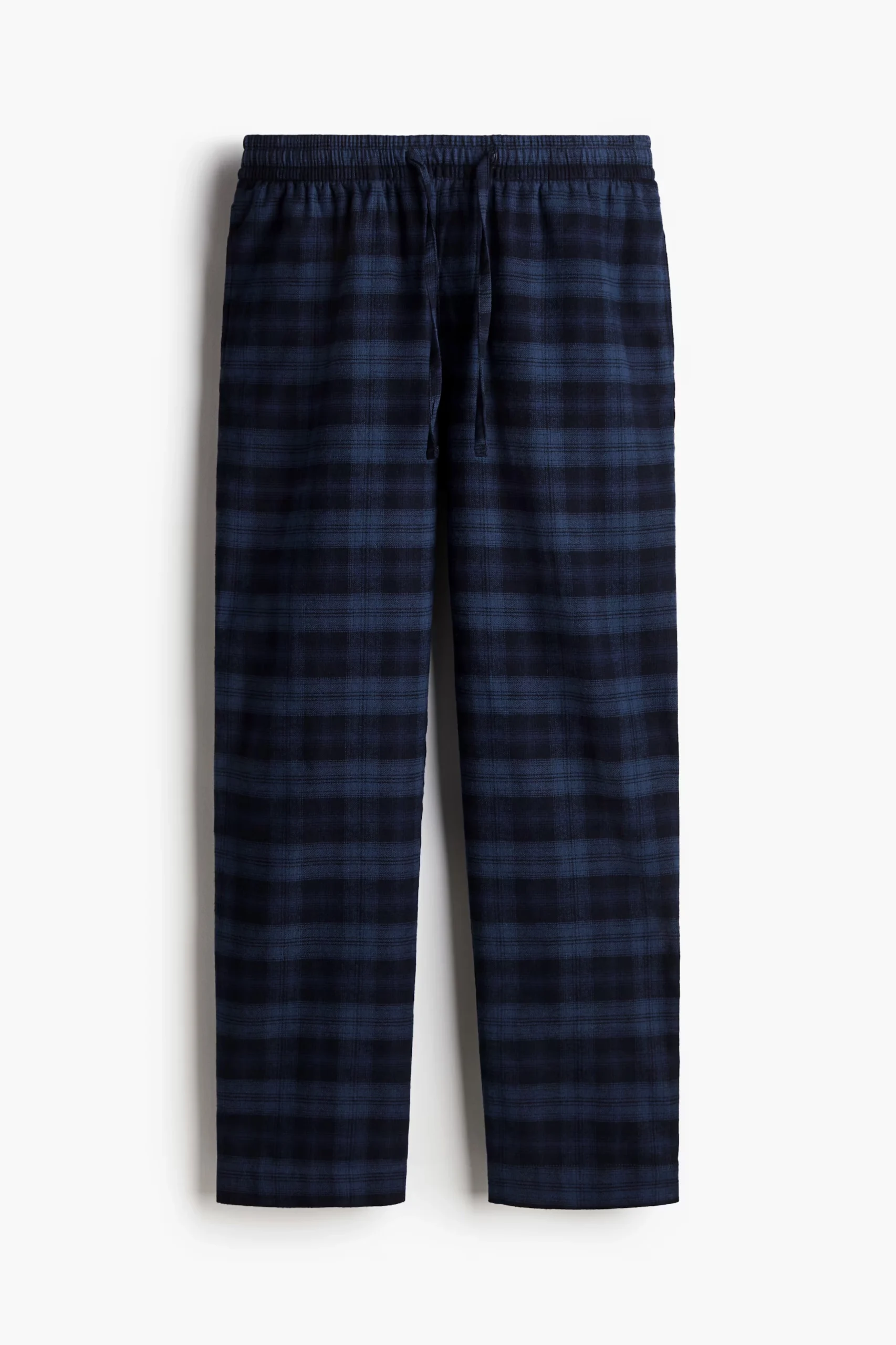 Set đồ phối quần flannel với áo hoodie và giày thể thao