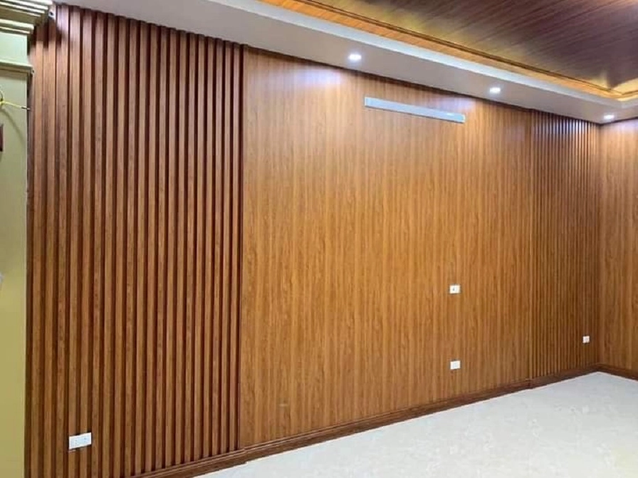 Tấm nhựa giả gỗ ốp tường phòng khách, bền đẹp