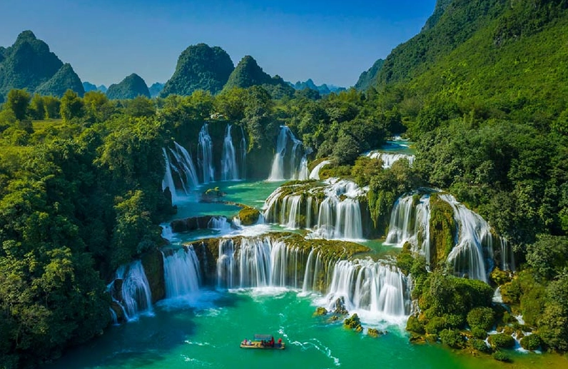 Thác Bản Giốc hùng vĩ