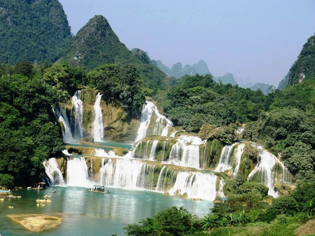 Thác Chín Tầng hùng vĩ