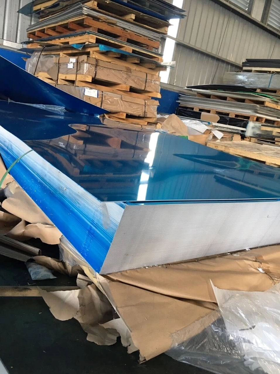 Thép carbon dễ bị gỉ sét nếu không được bảo vệ