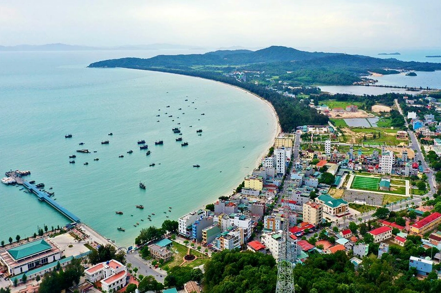 Thị trấn Cô Tô yên bình nhìn từ trên cao