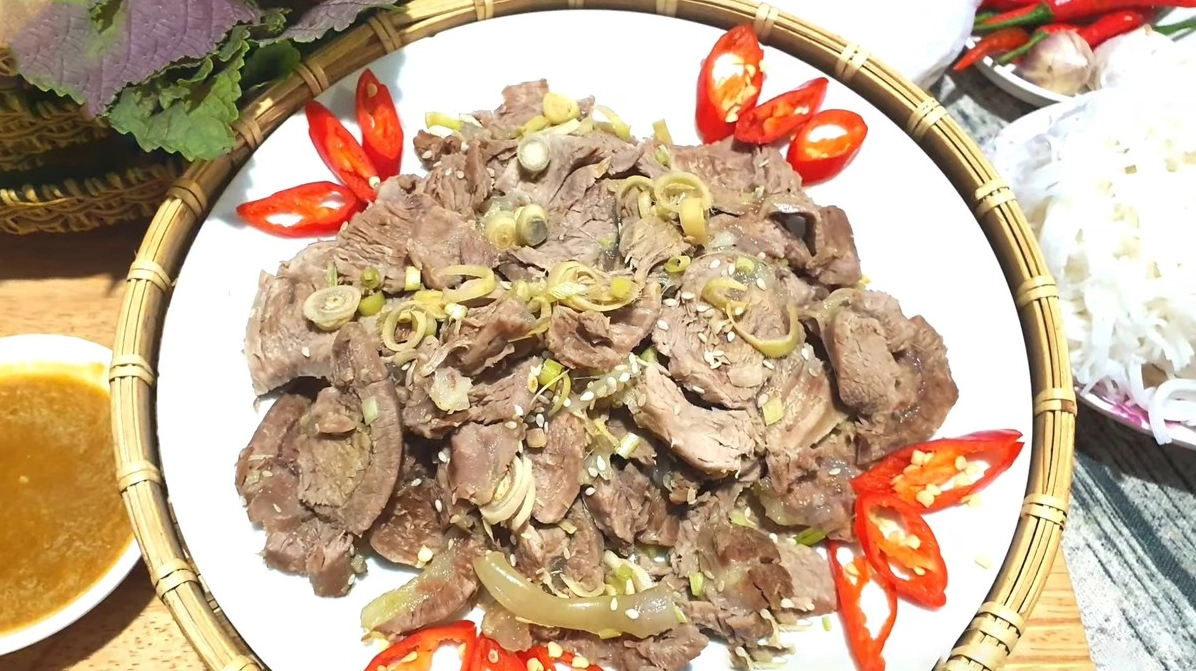Thưởng thức thịt bò hấp cùng nước chấm