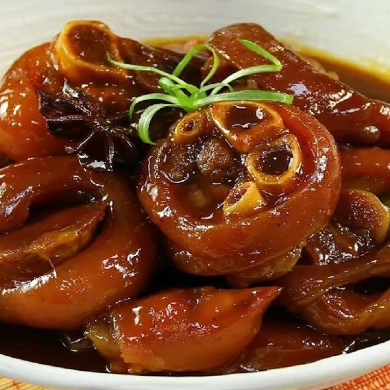 Tô chân giò hầm thuốc bắc nóng hổi