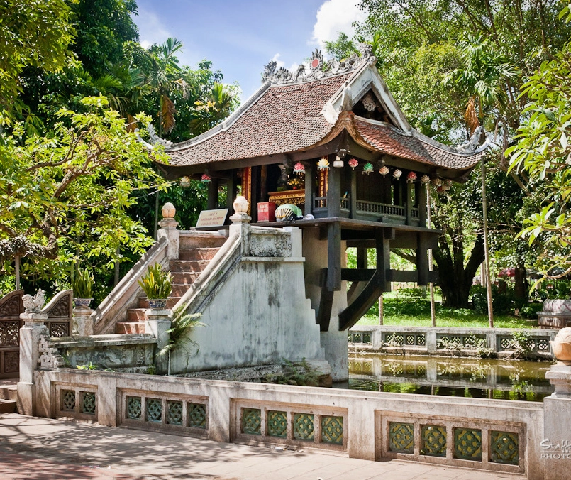 Toàn cảnh chùa Một Cột với hồ nước xung quanh