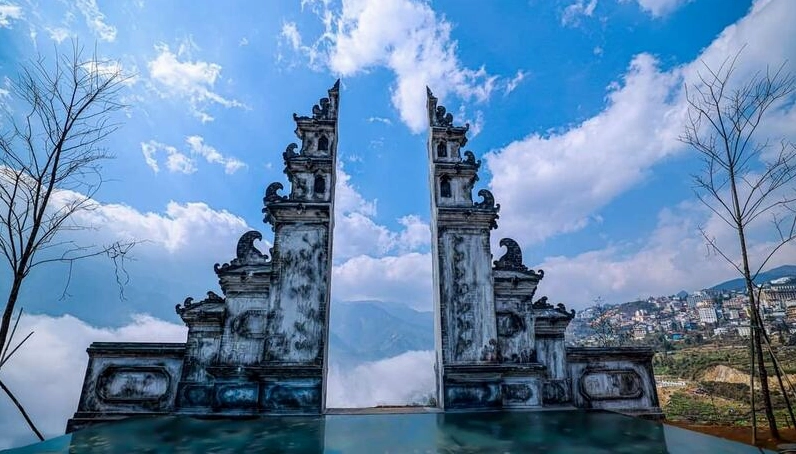 Toàn cảnh Cổng Trời Ô Quy Hồ nhìn từ xa