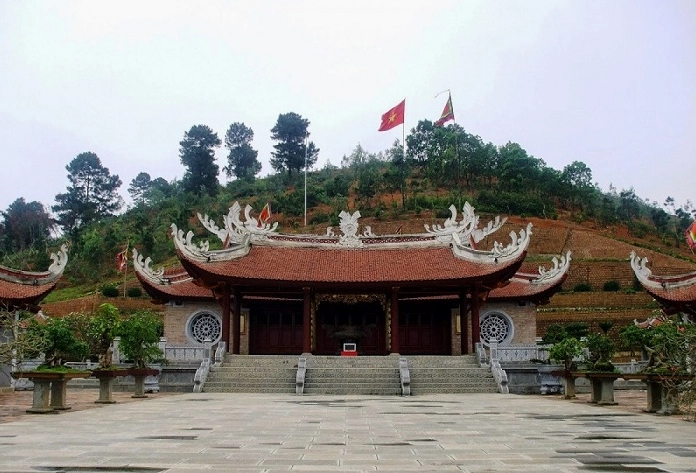 Toàn cảnh Đền Mẫu Âu Cơ nhìn từ xa