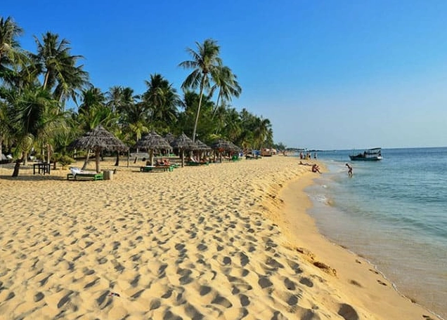 Toàn cảnh một bãi biển thơ mộng ở Hà Tiên với cát trắng và nước biển xanh ngắt