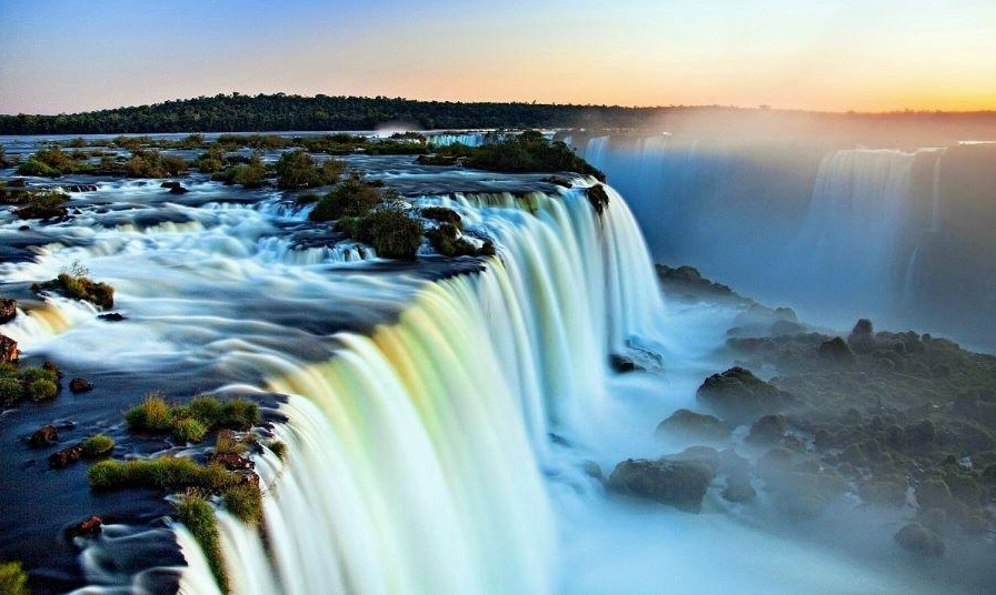 Toàn cảnh Thác Niagara hùng vĩ nhìn từ xa