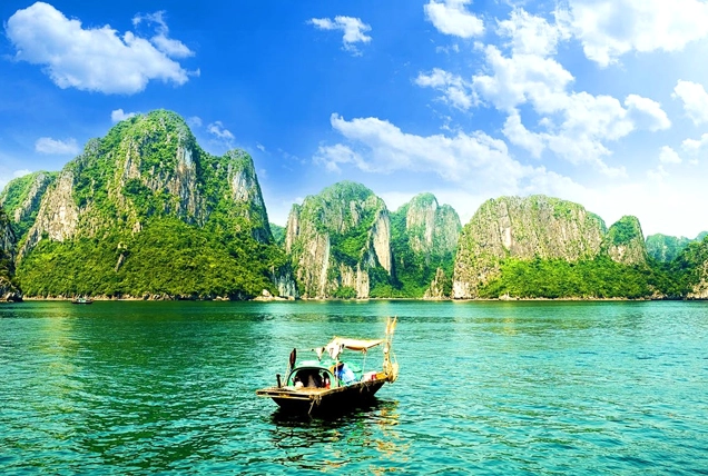 Toàn cảnh Vịnh Hạ Long hùng vĩ với hàng nghìn đảo đá vôi nhô lên khỏi mặt nước.