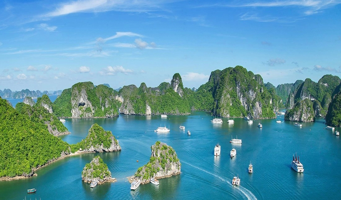 Toàn cảnh Vịnh Hạ Long hùng vĩ