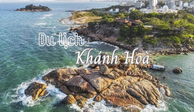 Toàn cảnh Vịnh Vĩnh Hy với núi non và biển xanh