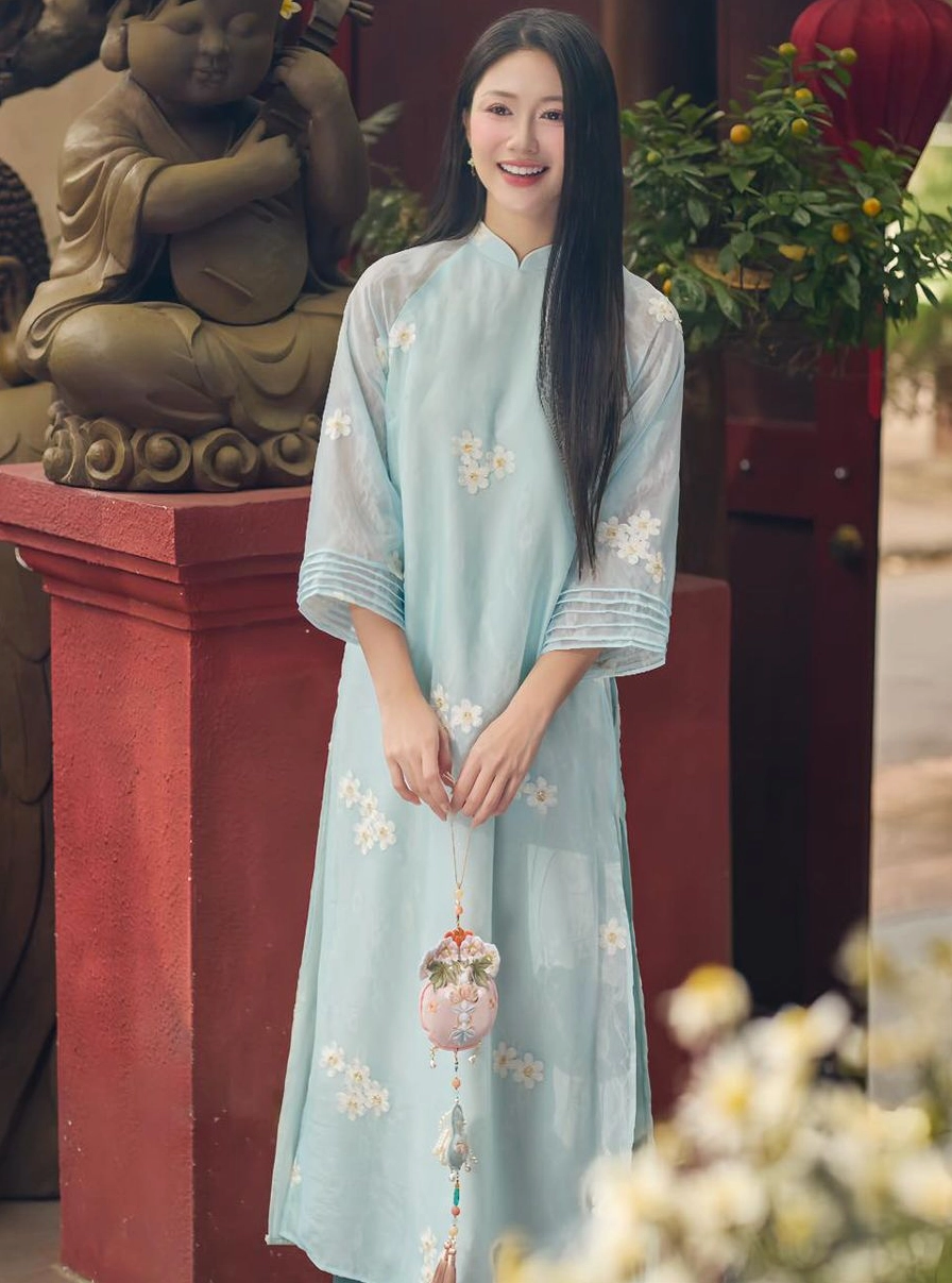 Tóc uốn lọn bồng bềnh mặc áo dài cho mặt tròn
