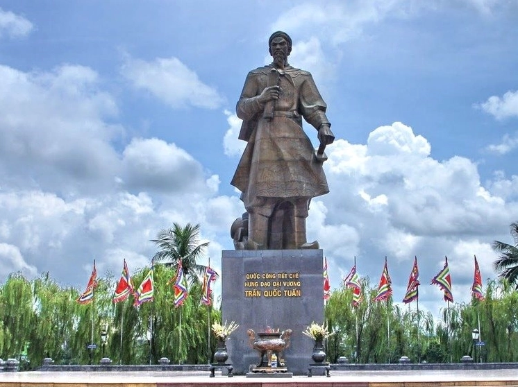 Trần Quốc Tuấn chỉ huy quân sĩ