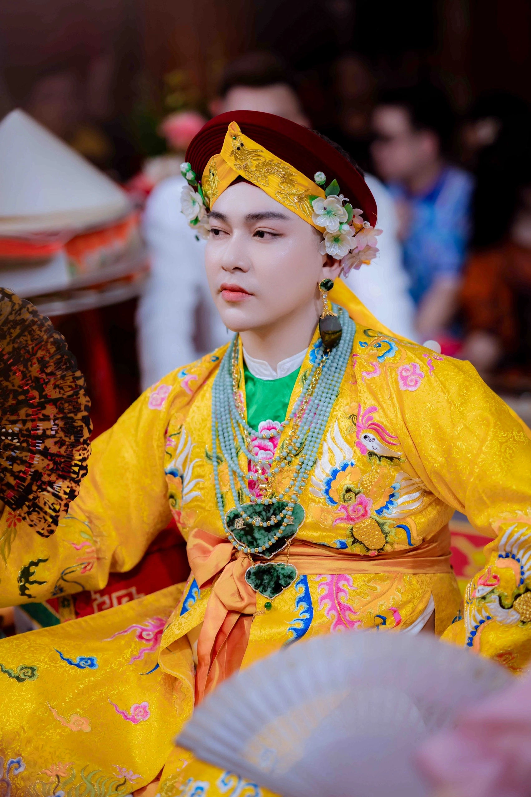 Trang phục hầu đồng đầy màu sắc