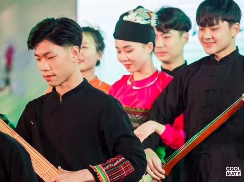 Trang phục nam dân tộc Thái Trắng trong một lễ hội