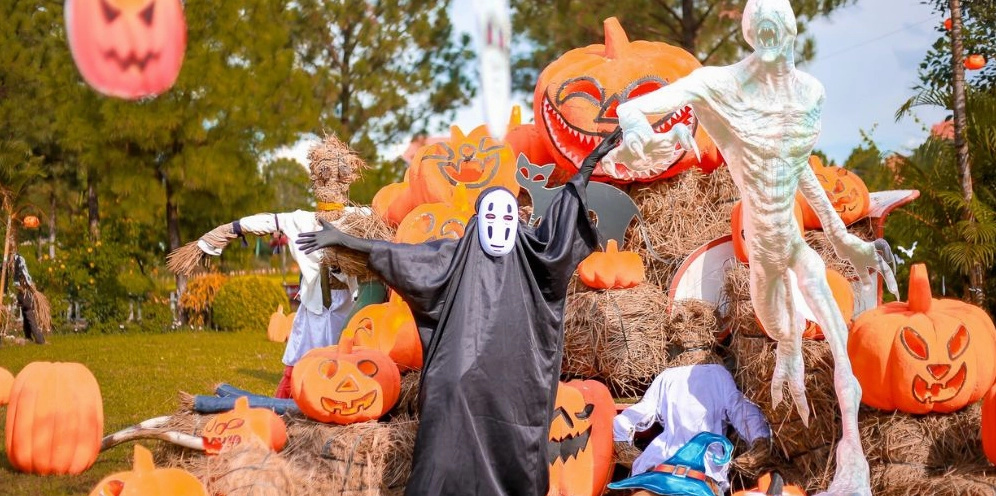 Trẻ em hóa trang đi xin kẹo Halloween