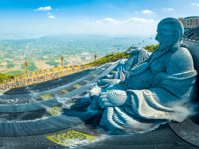 Tượng Phật Di Lặc với nụ cười hiền từ