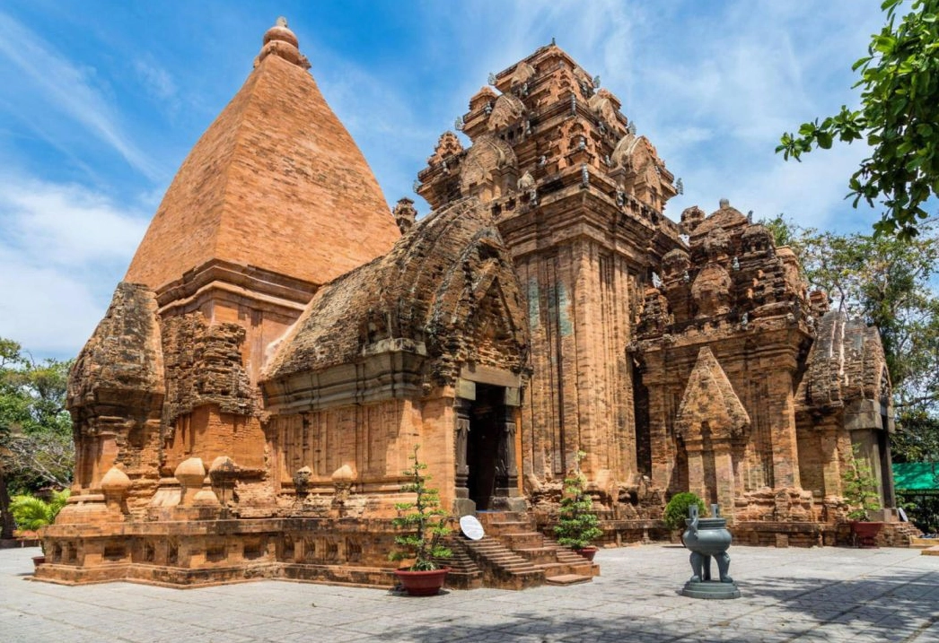 Tượng Phật Trắng trên đỉnh đồi tại Chùa Long Sơn