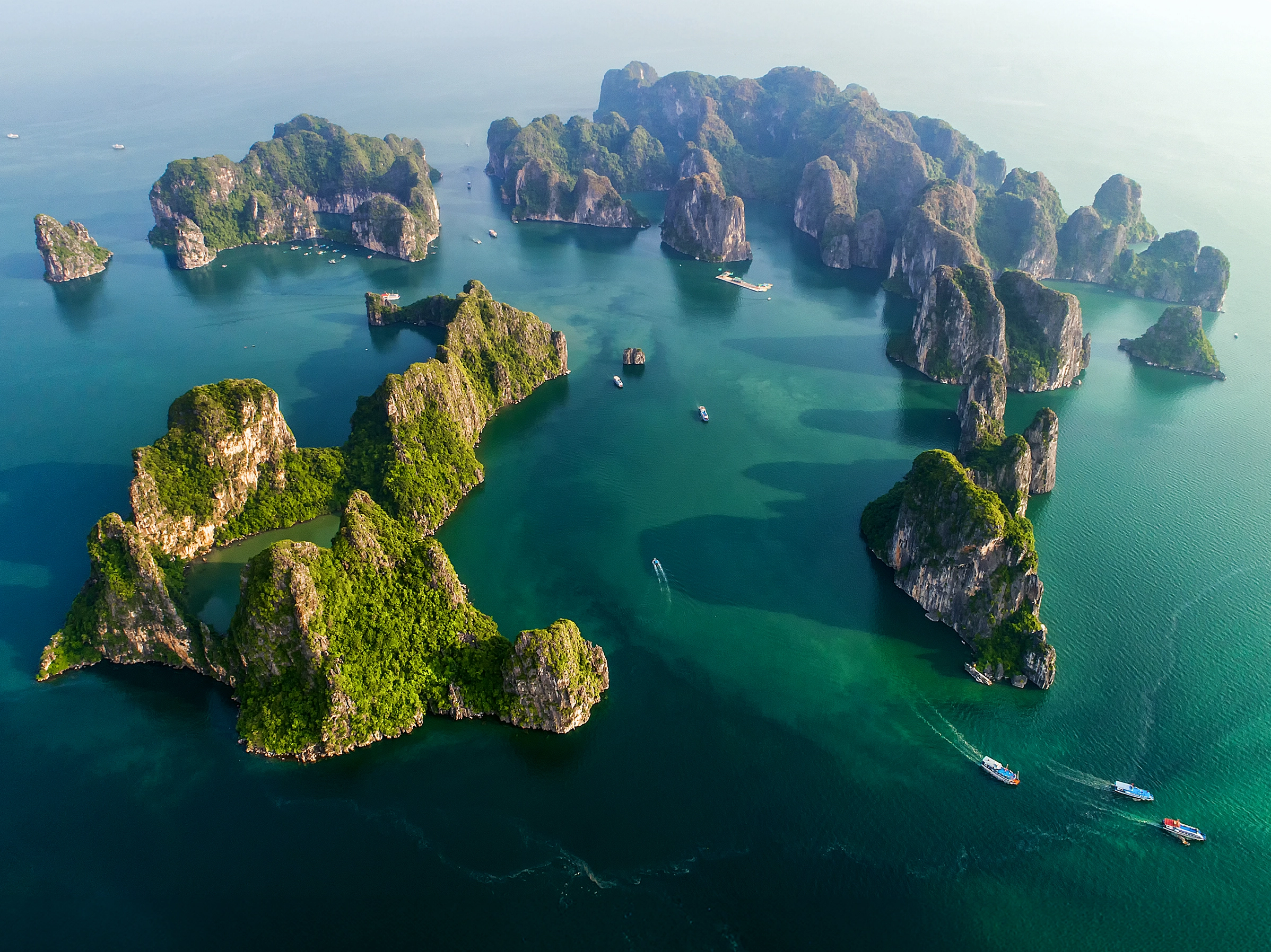 Vẻ đẹp yên bình của Vịnh Lan Hạ