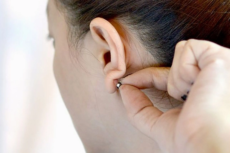 Vệ sinh tay và khuyên tai trước khi tháo