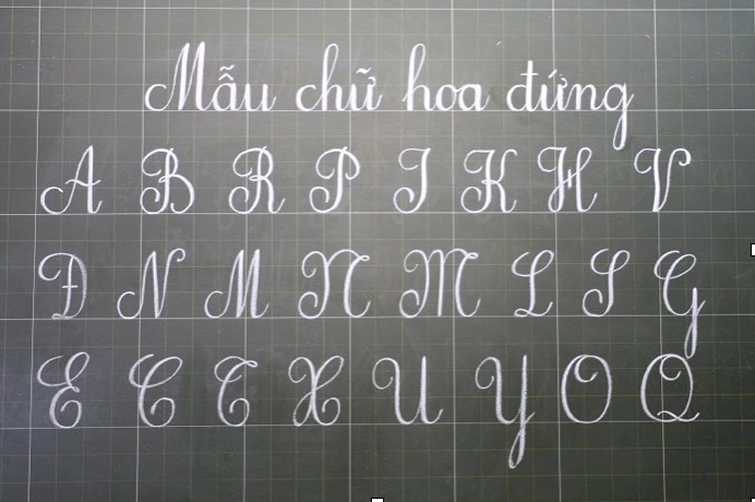 Ví dụ về mẫu chữ in hoa đẹp với các chi tiết trang trí