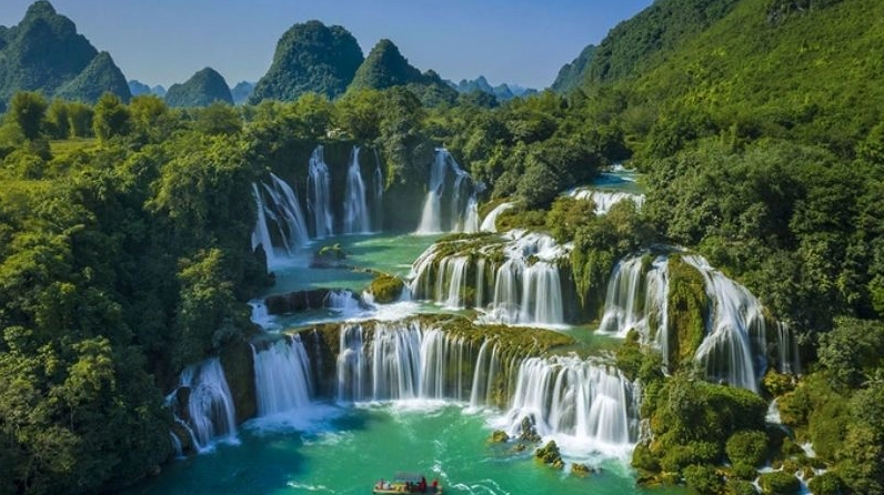 Vịnh Hạ Long nhìn từ trên cao với hàng ngàn đảo đá lớn nhỏ