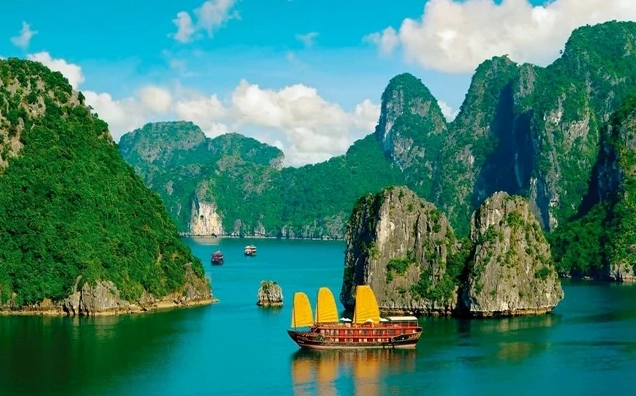 Vịnh Hạ Long nhìn từ trên cao