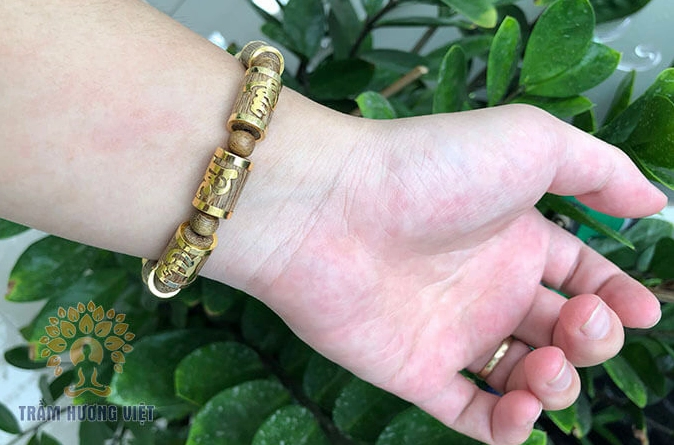 Vòng tay trầm hương bọc vàng 18k sang trọng