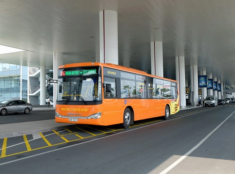 Xe bus số 09 di chuyển trên đường phố Hà Nội